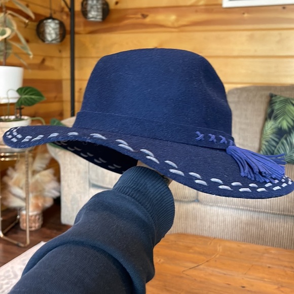 Vince Camuto wool hat - Picture 7 of 7